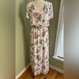 Gilli Floral Maxi Dress. Ivory w/pink and green floral. Short sleeves Large.